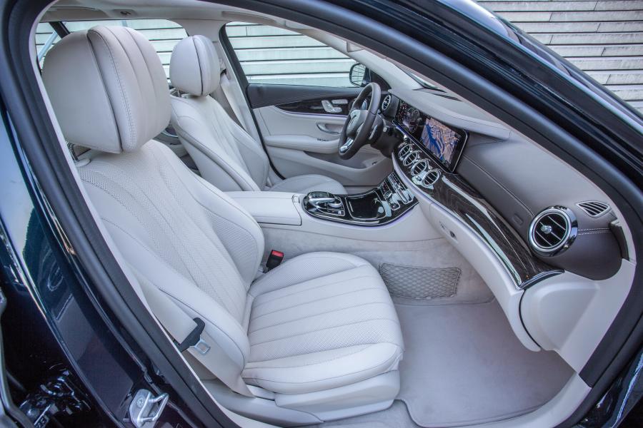 Интерьер Mercedes-Benz E250 Exclusive Line Estate 2016 года  (фото 5 из 19)